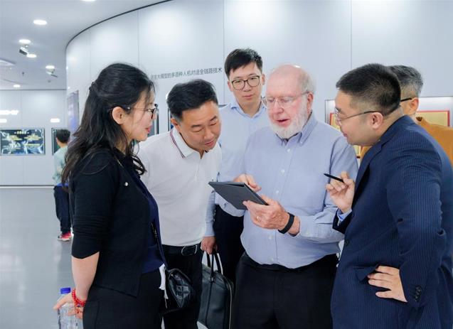 “硅谷精神之父”凱文凱利到訪思必馳，智慧辦公產品成AI應用新亮點